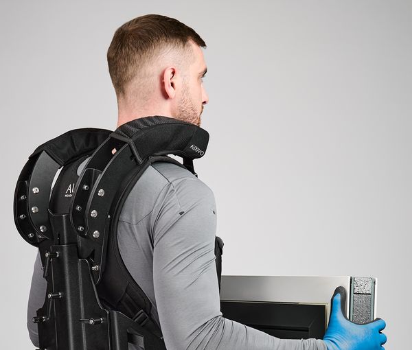 Auxivo CarrySuit exoskeleton hátulnézetből