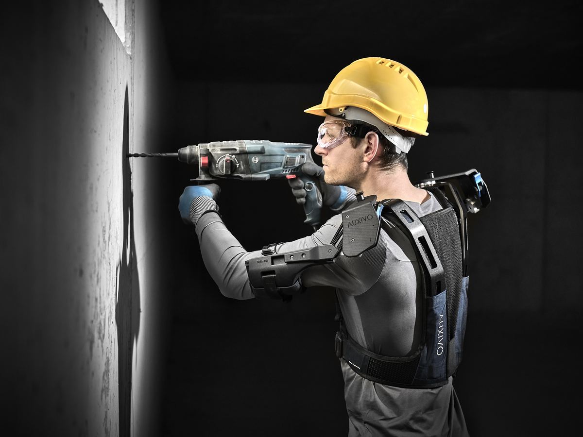 Építőipari dolgozó Auxivo DeltaSuit exoskeletonban fúr