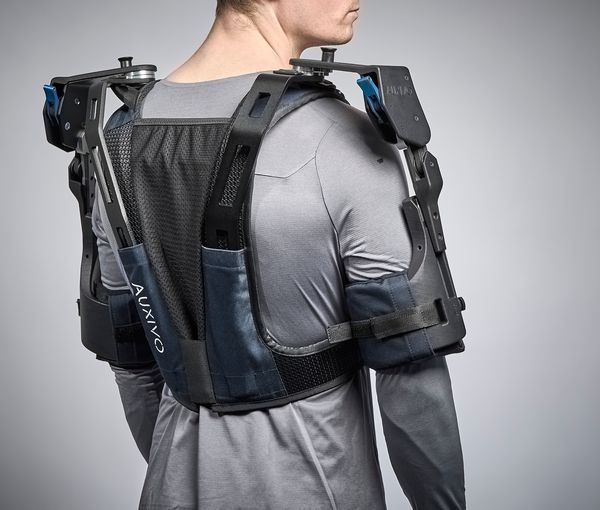 Auxivo DeltaSuit exoskeleton hátulnézetből