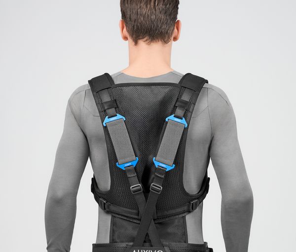 Auxivo LiftSuit exoskeleton hátulnézetből