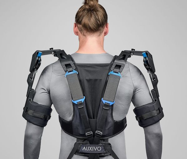 Auxivo OmniSuit exoskeleton hátulnézetből